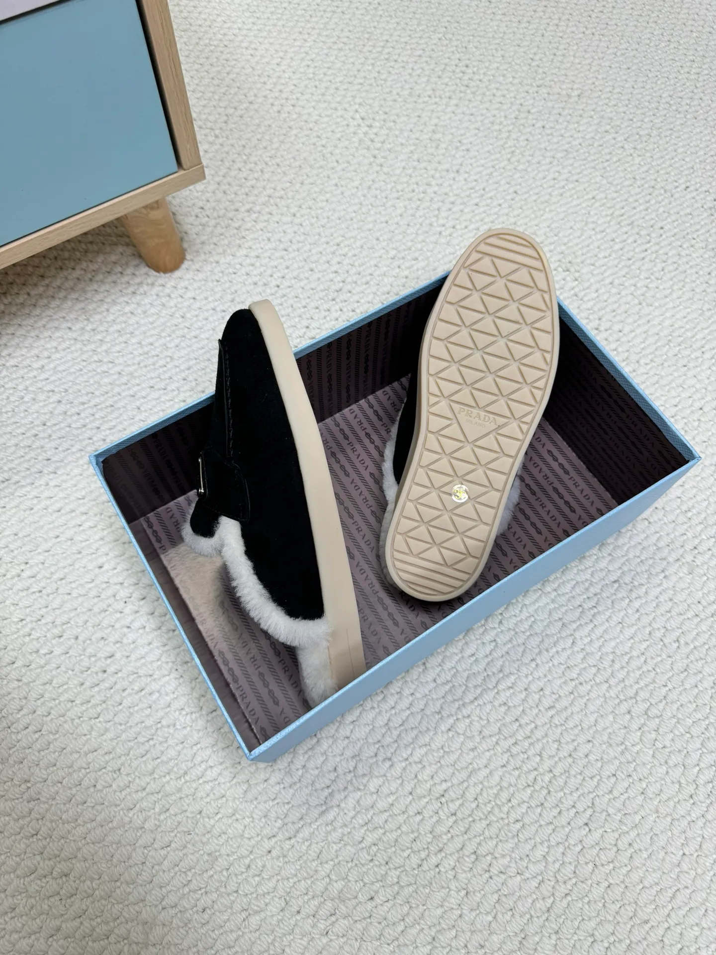 p560 🎉Prada toe-cap wool slippers, officially updated simultaneously, couple models are coming! 💑 Classic triangle buckle design, extremely fashionable. The all-wool lining and feet have excellent thermal insulation properties, allowing you to feel warm even in cold winter days. The comfortable TPU soles are extremely comfortable to wear, as if you are walking on the clouds. 😌 It is an excellent choice whether at home or out. Wear it with your significant other to show off your love and become the focus of street fashion. 💖This winter, let Prada toe-toe wool slippers accompany you, combining warmth and fashion. Come and get it now! 🛍️ Fabric: Imported frosted cowhide Lining: One-piece sheepskin imported from Australia Outsole: Original Tpu absorbent film outsole Female size: 35～41 (41 customized) Male size: 39～45 (45 customized)